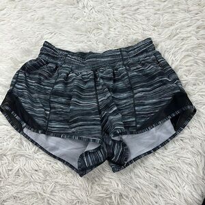 Lululemon Hotty Hot Short II (2.5") Low Tide Alpine White Black / Black